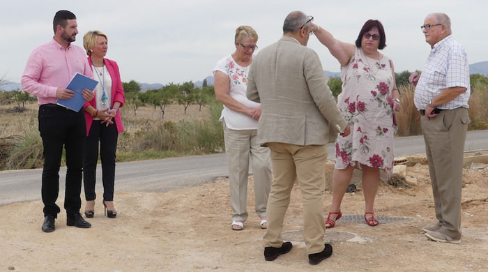 El negocio del agua. Vecinos británicos pagan una media de 200 euros bimestrales de agua en Albox