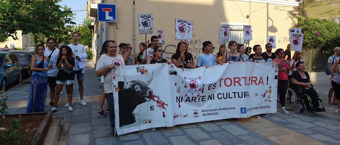 Concentración y recogida de firmas contra los toros en la Feria de Albox